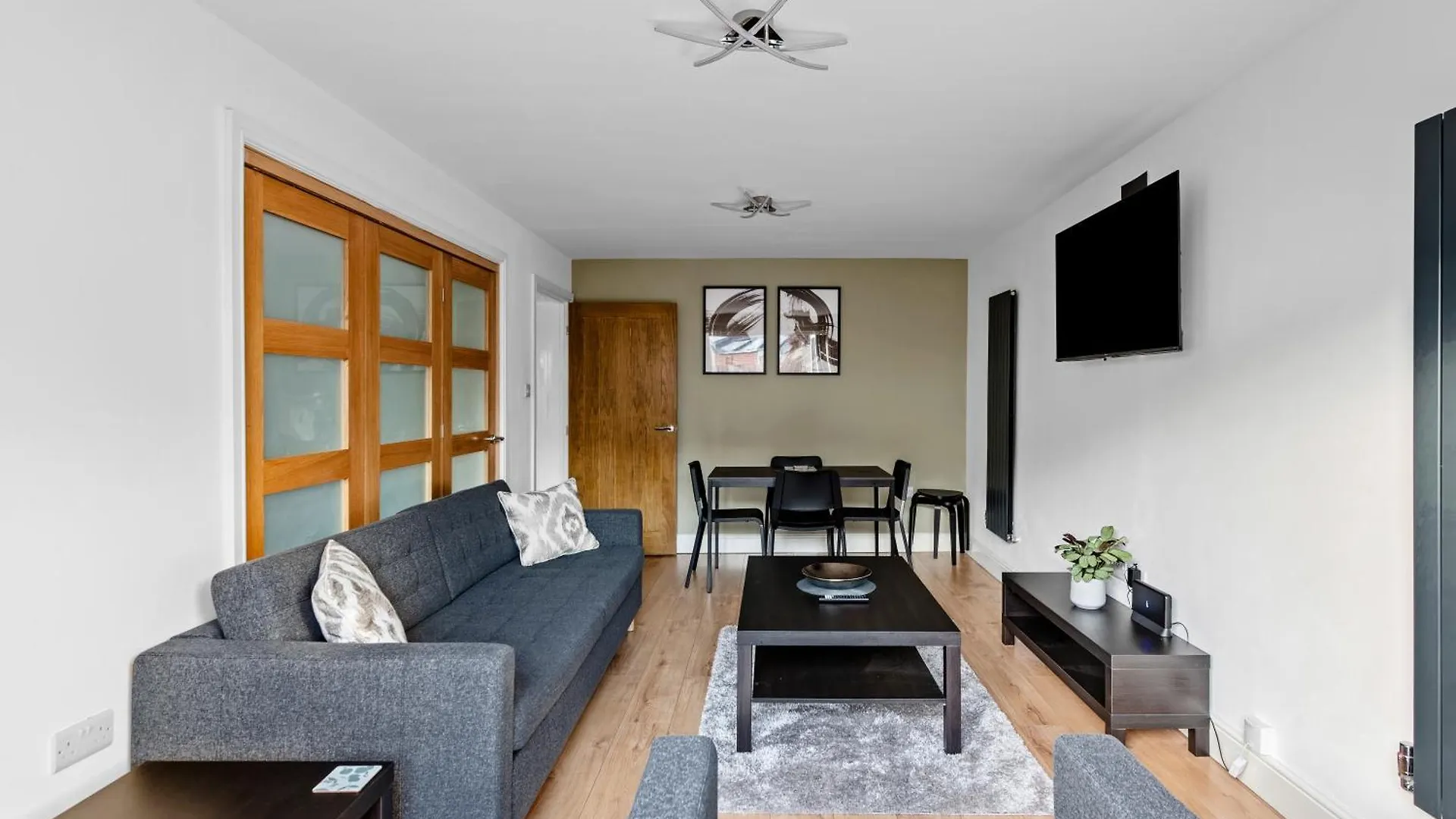 Stylish 2 Bed Bungalow In East Ham, Close To Excel London