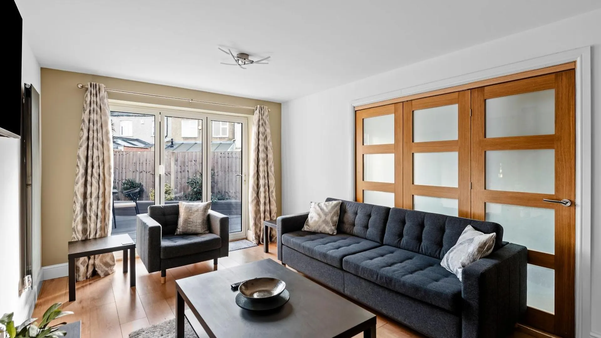 Stylish 2 Bed Bungalow In East Ham, Close To Excel London Apartment